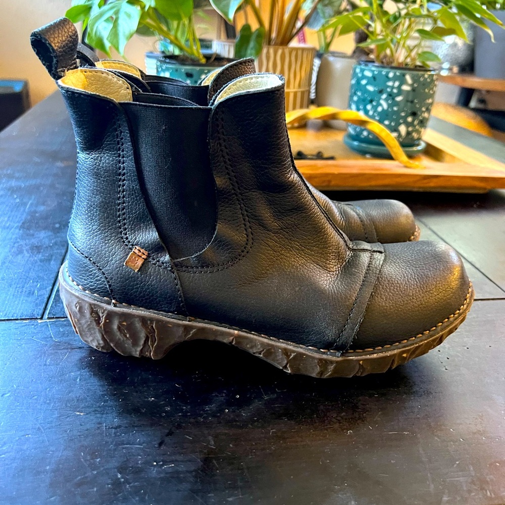 El Naturalista leather ankle boots